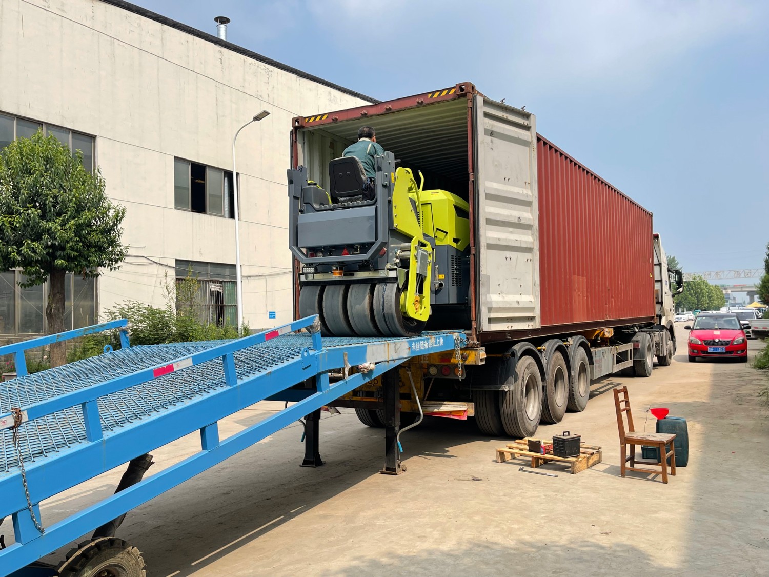 發(fā)往俄羅斯圣彼得堡20臺思拓瑞克雙鋼輪、鋼膠壓路機(jī)裝柜進(jìn)行時(shí)···